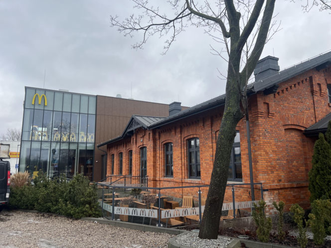 Nietypowy McDonald's przy ul. Radzymińskiej w Warszawie