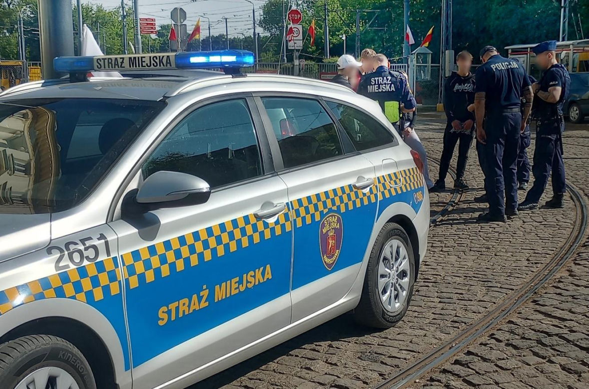 Eksplozja przemocy wśród nastolatków w Warszawie. Pistolety, noże, kastety i pięści. Tak wygląda codzienność niektórych młodych ludzi