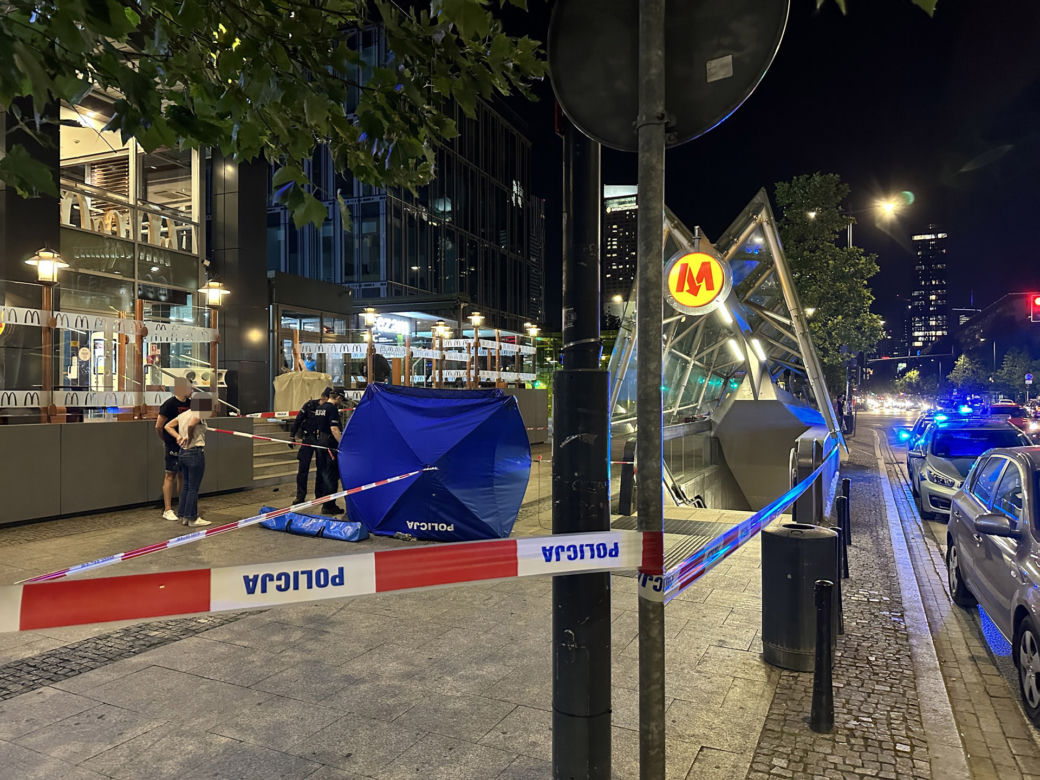 Koszmar w samym sercu stolicy. Młoda kobieta runęła z 7 piętra. Nie żyje