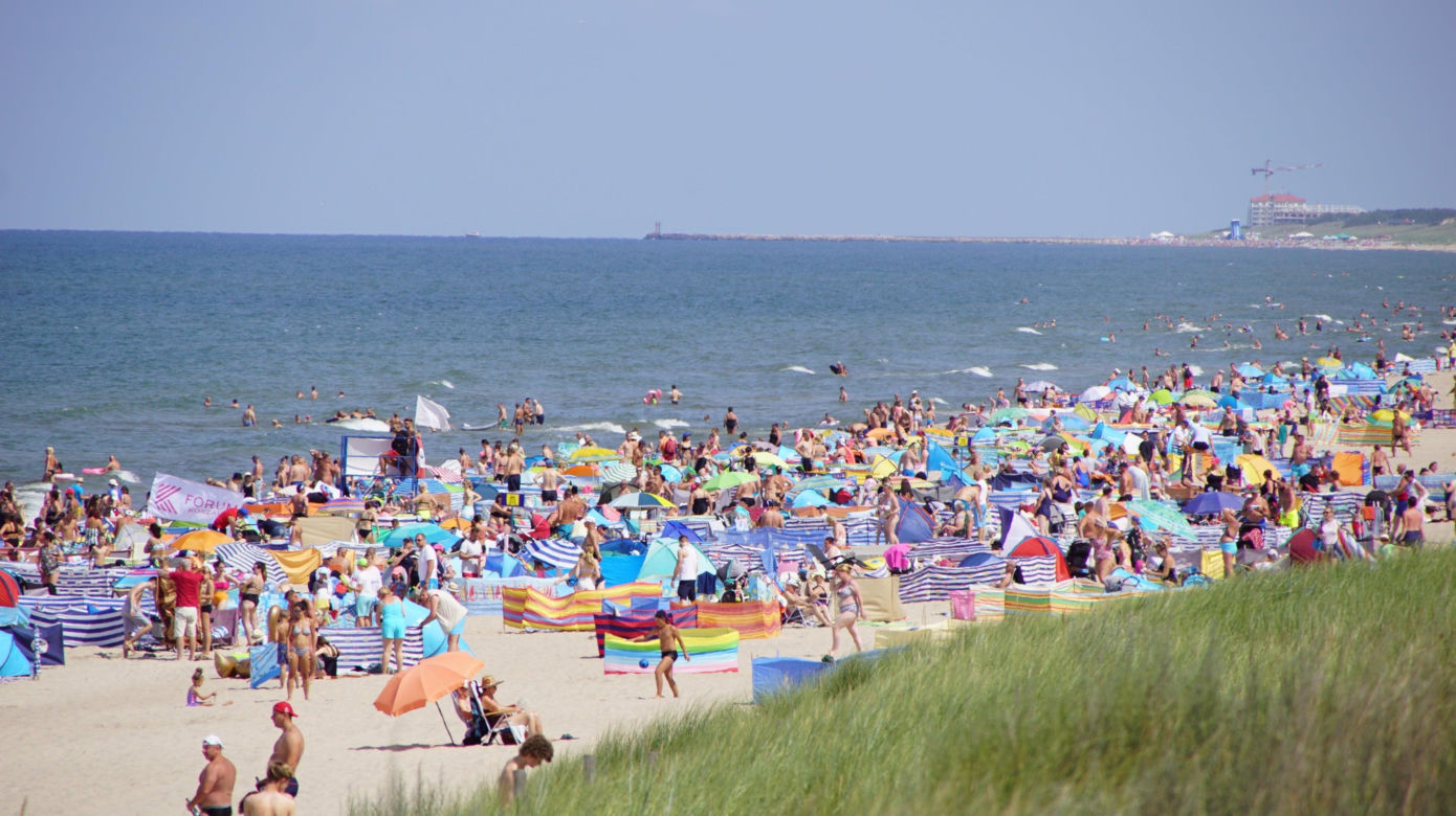Plaże zawalone parawanami 