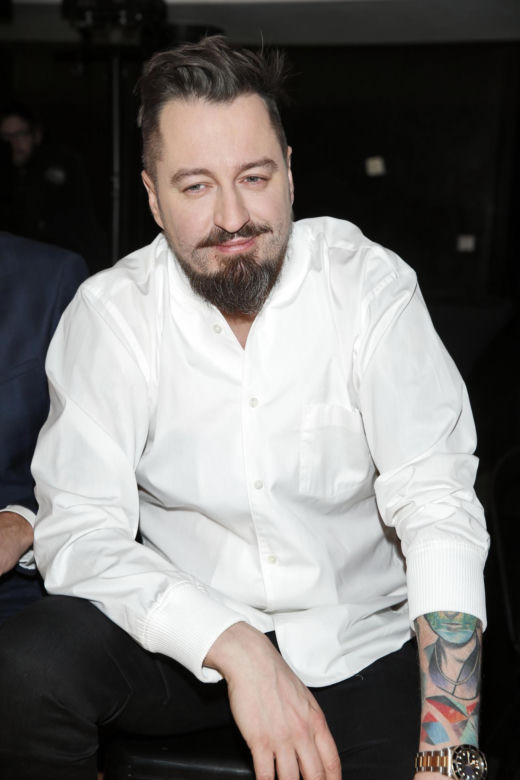 Tak na początku kariery wyglądał Piotr Kędzierski. Dziś trudno go rozpoznać na starych zdjęciach