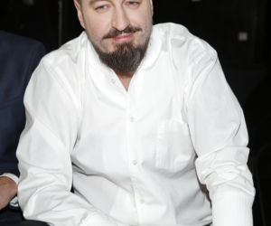 Tak na początku kariery wyglądał Piotr Kędzierski. Dziś trudno go rozpoznać na starych zdjęciach