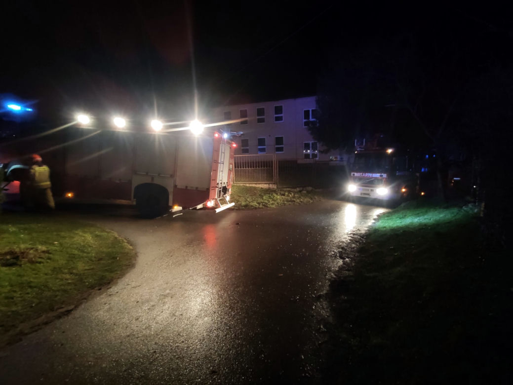Pożar domu w Kozłówku. Nie żyje mama dwójki dzieci [GALERIA]