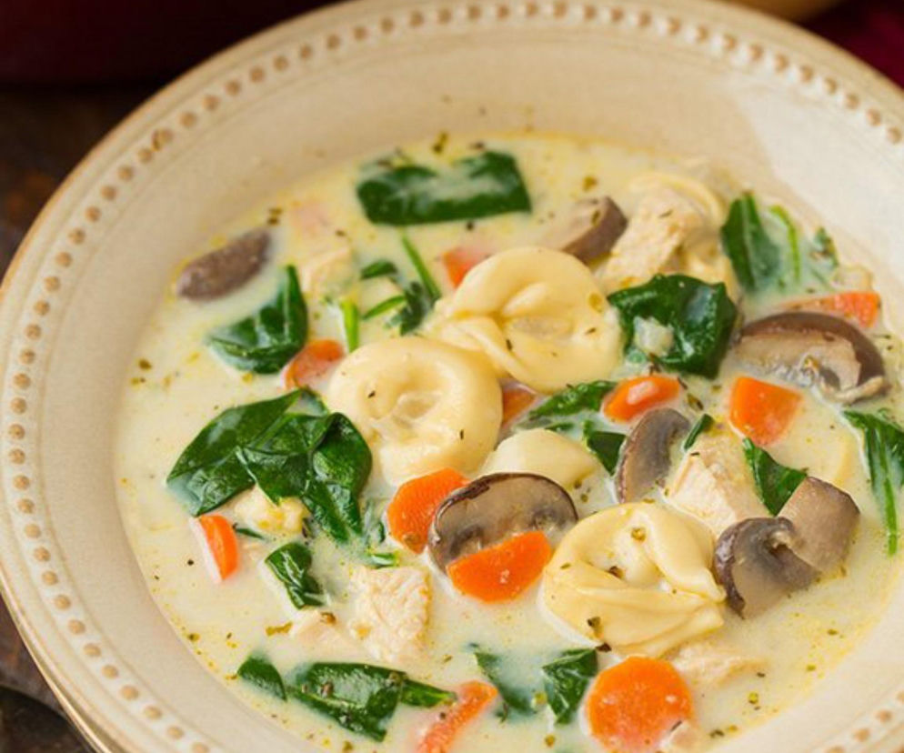 Kremowa zupa z tortellini i szpinakiem – błyskawiczny, sycący obiad pełen smaku