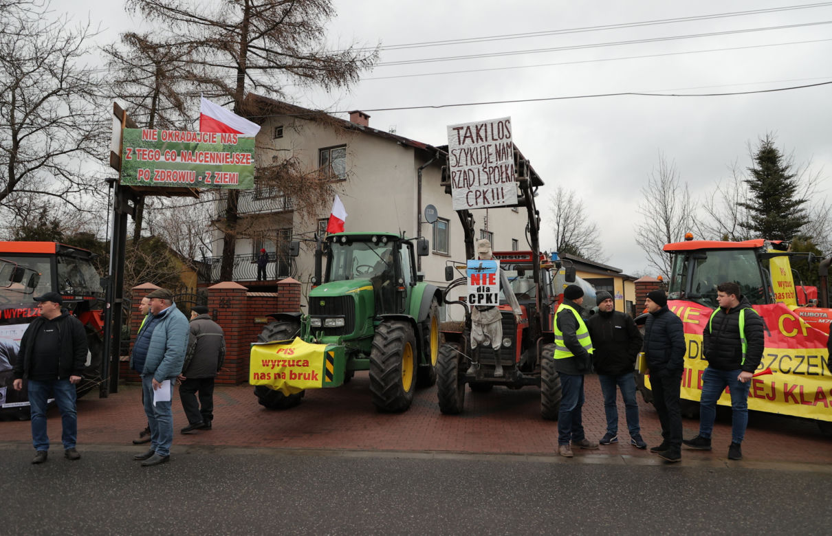 Awantura o lokalizację CPK. Mieszkańcy przyszli z kupą gnoju i jajkami 