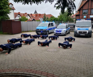 Policjanci z Czerska robią pompki do chorego chłopca
