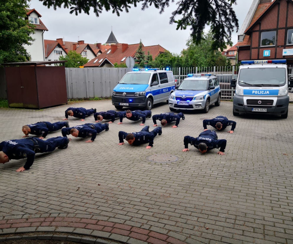 Policjanci z Czerska robią pompki do chorego chłopca
