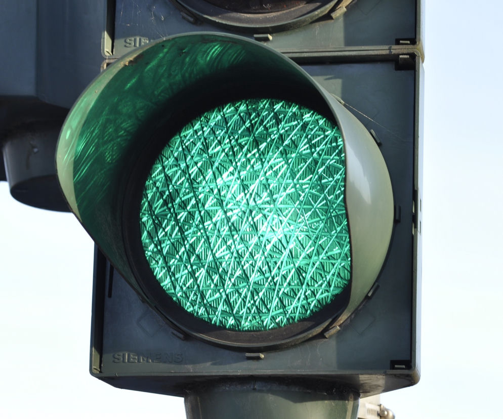 Pijany uderzył samochodem w sygnalizator