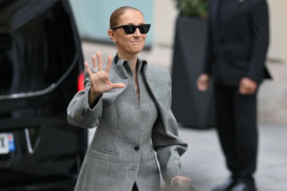 Céline Dion w luksusowym garniturze posyła uśmiechy fanom. Gwiazda czerpie z powrotu na scenę
