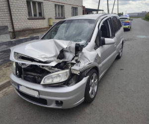 Mrożąca krew w żyłach kolizja w Wilkonicach. Ładowarka z podwieszoną betonową płytą uderzyła w osobówkę