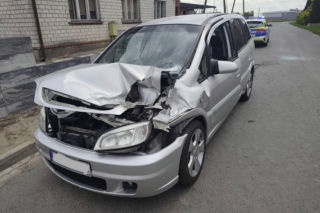 Mrożąca krew w żyłach kolizja w Wilkonicach. Ładowarka z podwieszoną betonową płytą uderzyła w osobówkę
