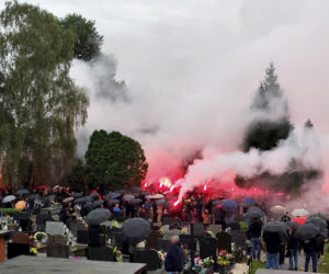 Tłumy ludzi pożegnały zamordowanego kibica w Krakowie