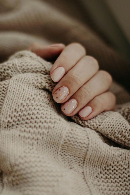 Lniane paznokcie to idealny manicure dla minimalistek