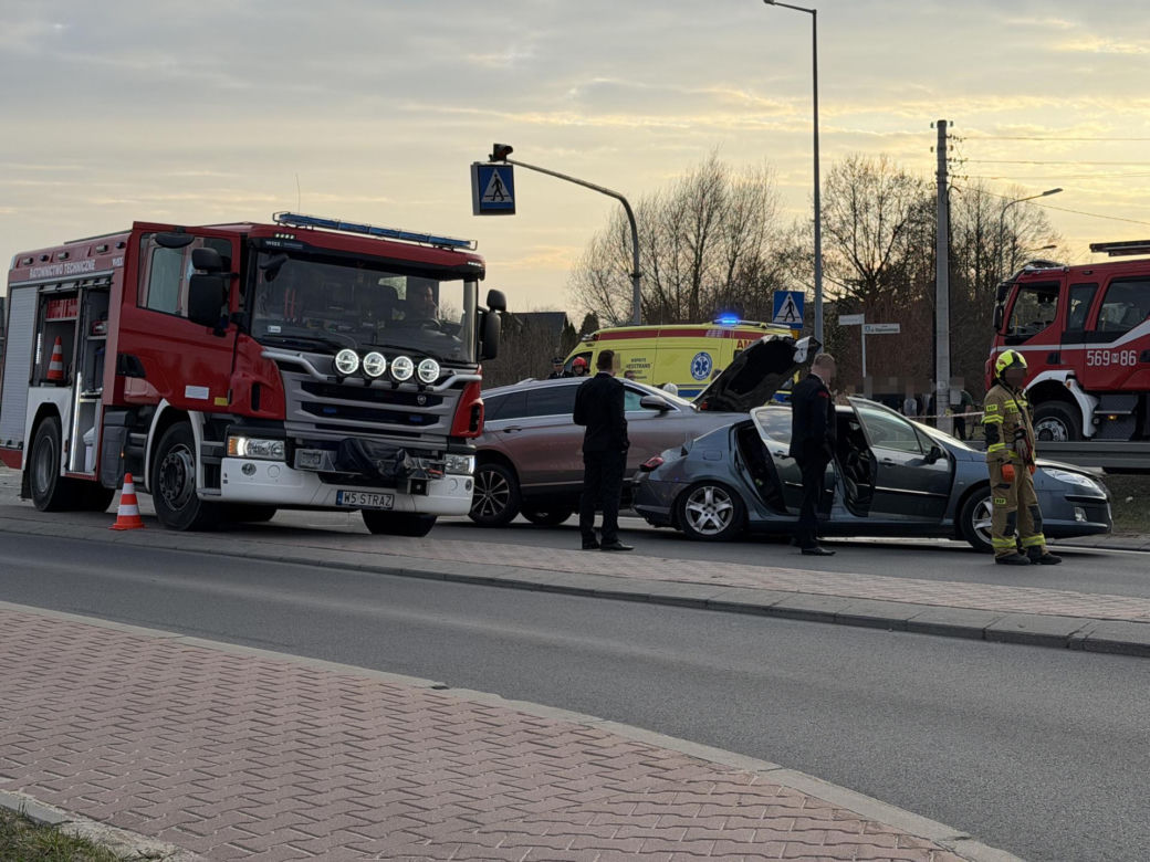 Koszmarna kraksa kilku aut na drodze krajowej pod Warszawą. Lądował śmigłowiec LPR