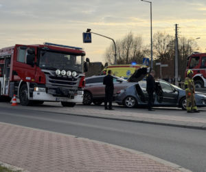 Koszmarna kraksa kilku aut na drodze krajowej pod Warszawą. Lądował śmigłowiec LPR