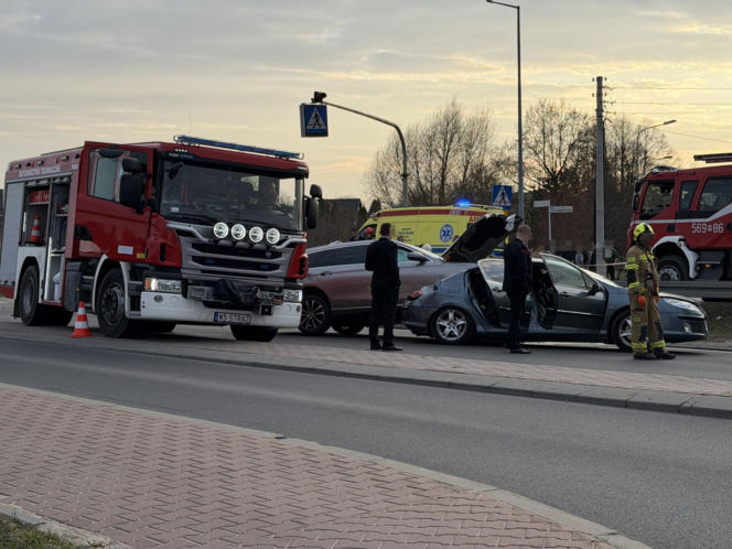 Koszmarna kraksa kilku aut na drodze krajowej pod Warszawą. Lądował śmigłowiec LPR