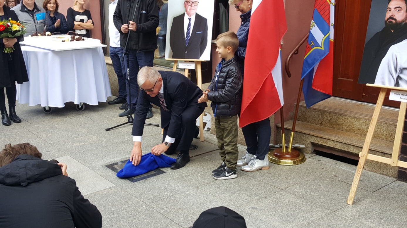 Nowe autografy na ul. Długiej! Swoje podpisy odsłonili bracia Sekielcy, Jan Rulewski i Antoni Tokarczuk [ZDJĘCIA, WIDEO]