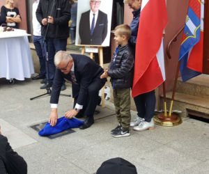 Nowe autografy na ul. Długiej! Swoje podpisy odsłonili bracia Sekielcy, Jan Rulewski i Antoni Tokarczuk [ZDJĘCIA, WIDEO]