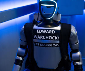 Robot Edward w VOX FM