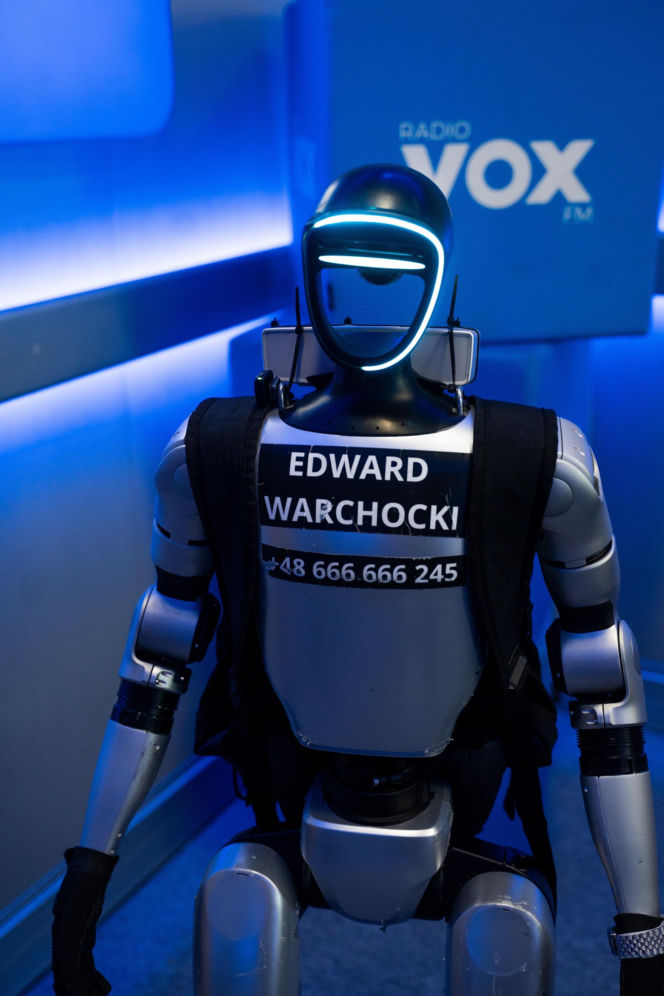 Robot Edward w VOX FM