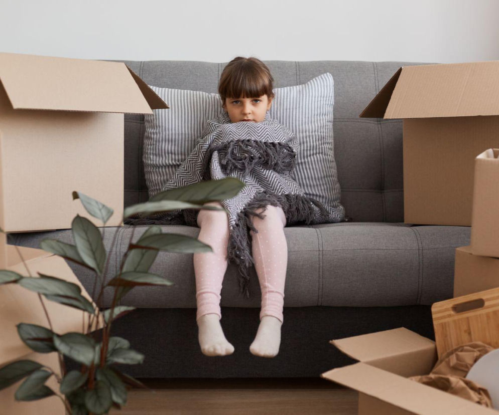 Stres dziecka podczas przeprowadzki bywa ogromny. Pomóc może... karton
