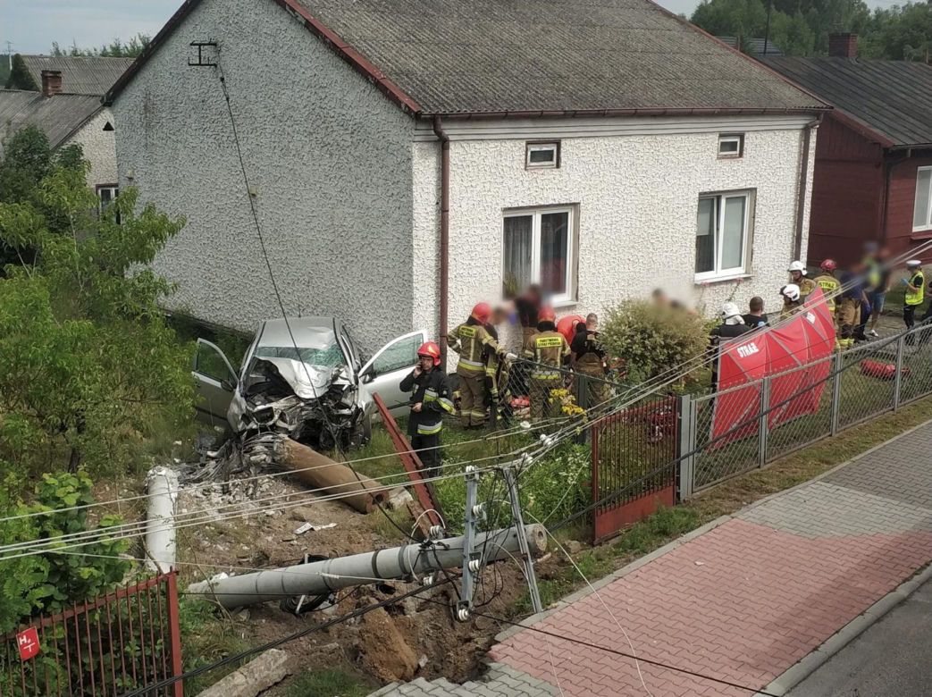 Bobrowniki. Śmiertelny wypadek 41-latka. Uderzył w słup energetyczny [ZDJĘCIA]