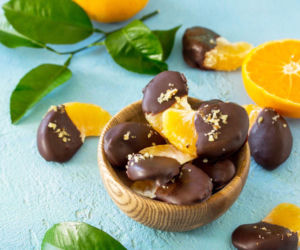 Z mandarynek i polewy czekoladowej robię pyszny i efektowny deser. To tylko 5 minut pracy 