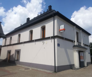 To jedno z najpiękniejszych miast w woj. łódzkim. Rośnie w nim dąb, pod którym miał odpoczywać Napoleon