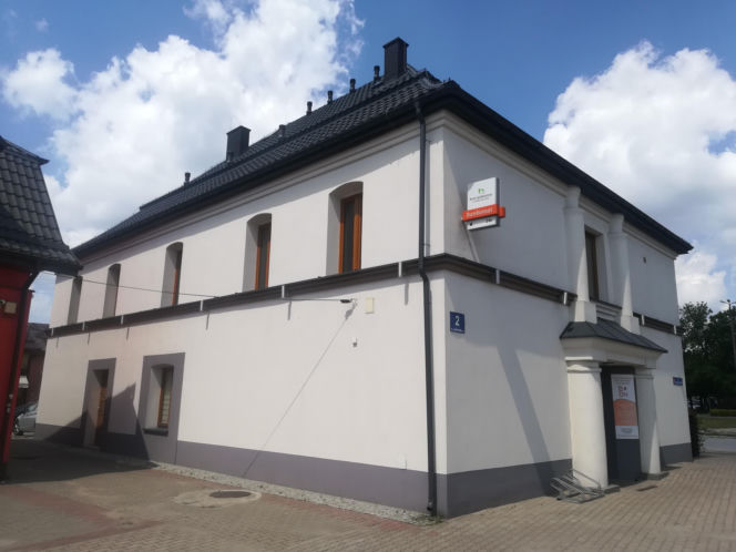 To jedno z najpiękniejszych miast w woj. łódzkim. Rośnie w nim dąb, pod którym miał odpoczywać Napoleon