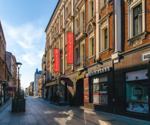 To największe miasto Zagłębia Dąbrowskiego. Czaruje pięknymi pałacami, ale też dworem i zamkiem!