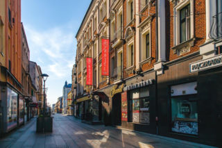 To największe miasto Zagłębia Dąbrowskiego. Czaruje pięknymi pałacami, ale też dworem i zamkiem!