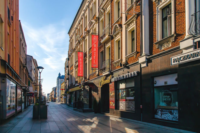 To największe miasto Zagłębia Dąbrowskiego. Czaruje pięknymi pałacami, ale też dworem i zamkiem!