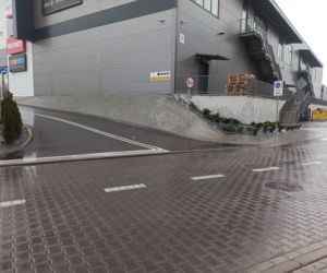 Internauci określili ten chodnik lokalną anomalią grawitacyjną. Ale czy to w ogóle jest chodnik? 