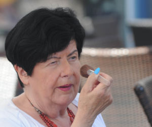 Senyszyn na plaży podrywa półnagich mężczyzn