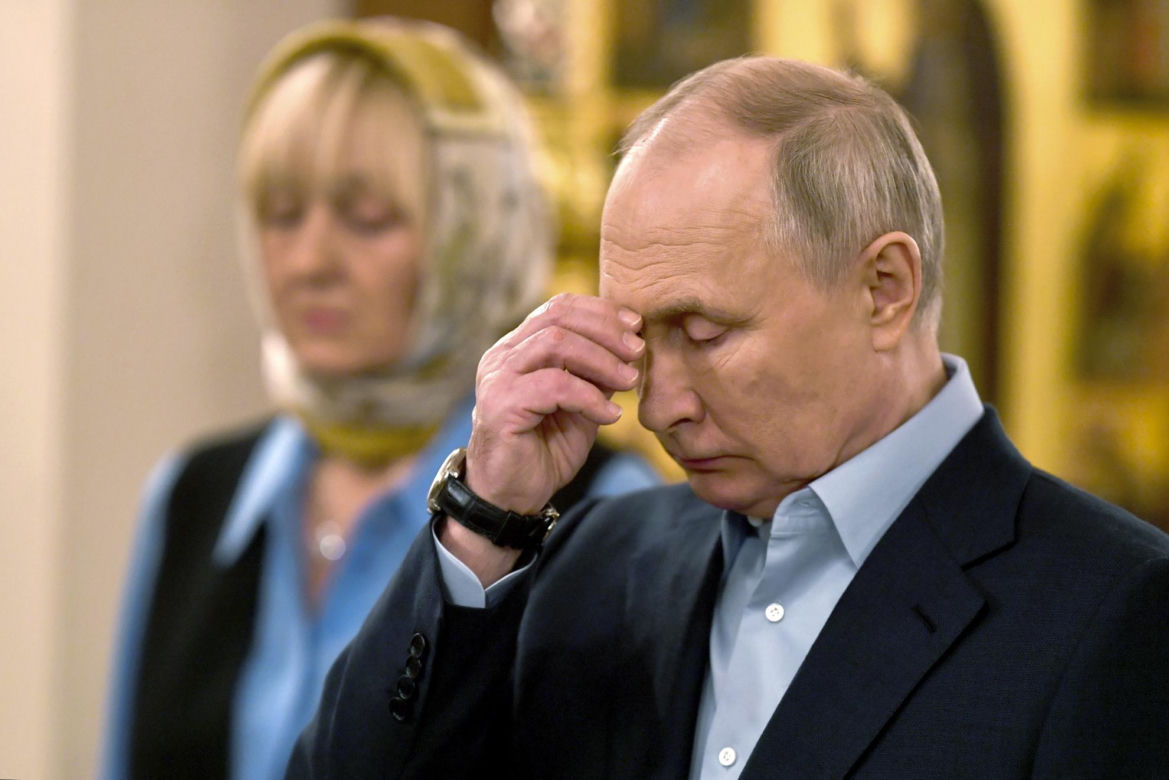 Raper imprezował w samej skarpecie na penisie! Putin srogo go pokarał