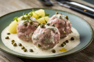 Klopsy królewieckie (Königsberger Klopse) – zapomniany klasyk o smaku, który zaskakuje