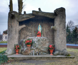 To najpiękniejsze miasteczko województwa łódzkiego. Leży nad jedną z najdłuższych rzek w Polsce