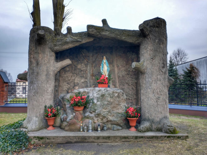 To najpiękniejsze miasteczko województwa łódzkiego. Leży nad jedną z najdłuższych rzek w Polsce