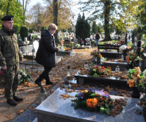 Żołnierze oddają hołd swoim zmarłym kolegom
