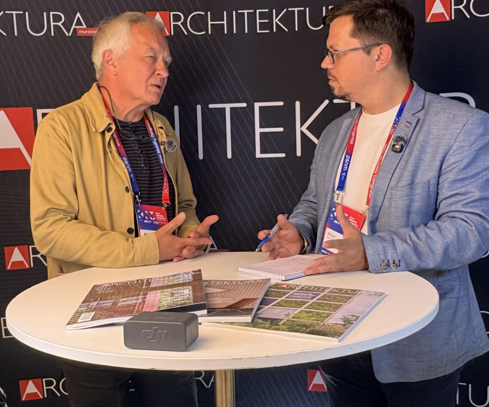 Architekt Maciej Miłobędzki rozmawia z dziennikarzem w studio. O nowej agendzie w projektowaniu czytaj na Architektura.