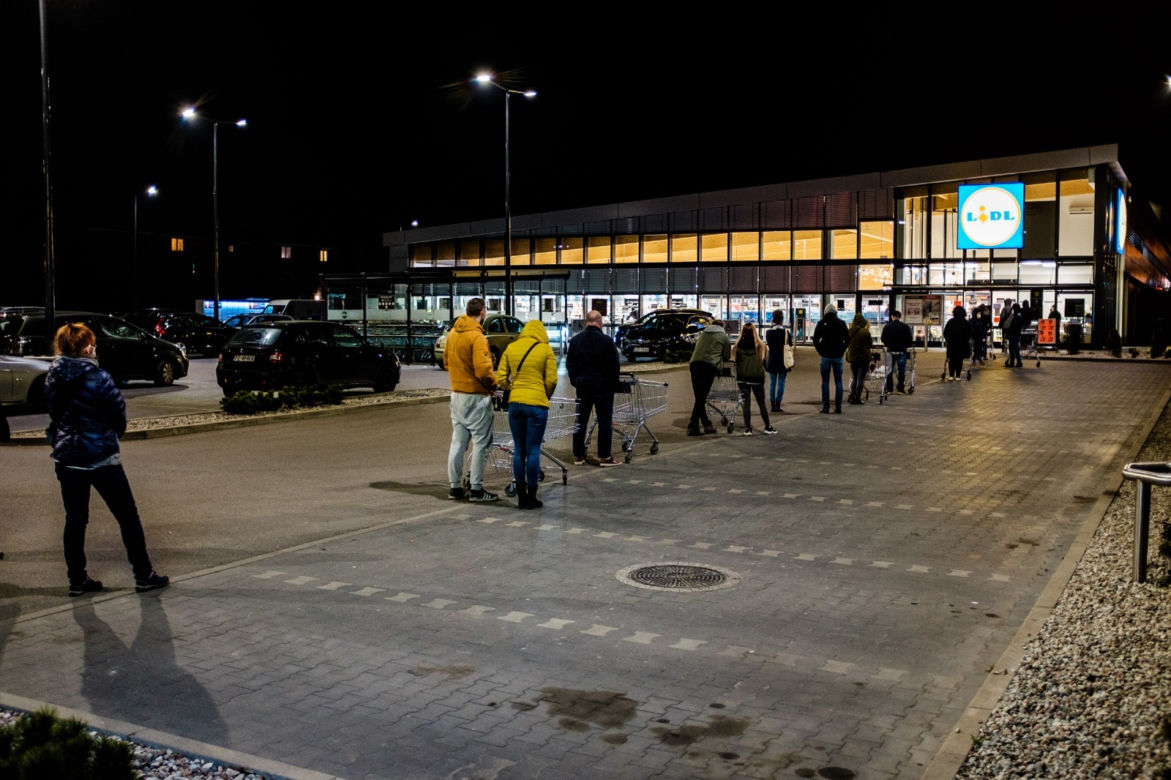Wielkie kolejki do sklepów przed Wielkanocą