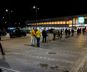 Wielkie kolejki do sklepów przed Wielkanocą