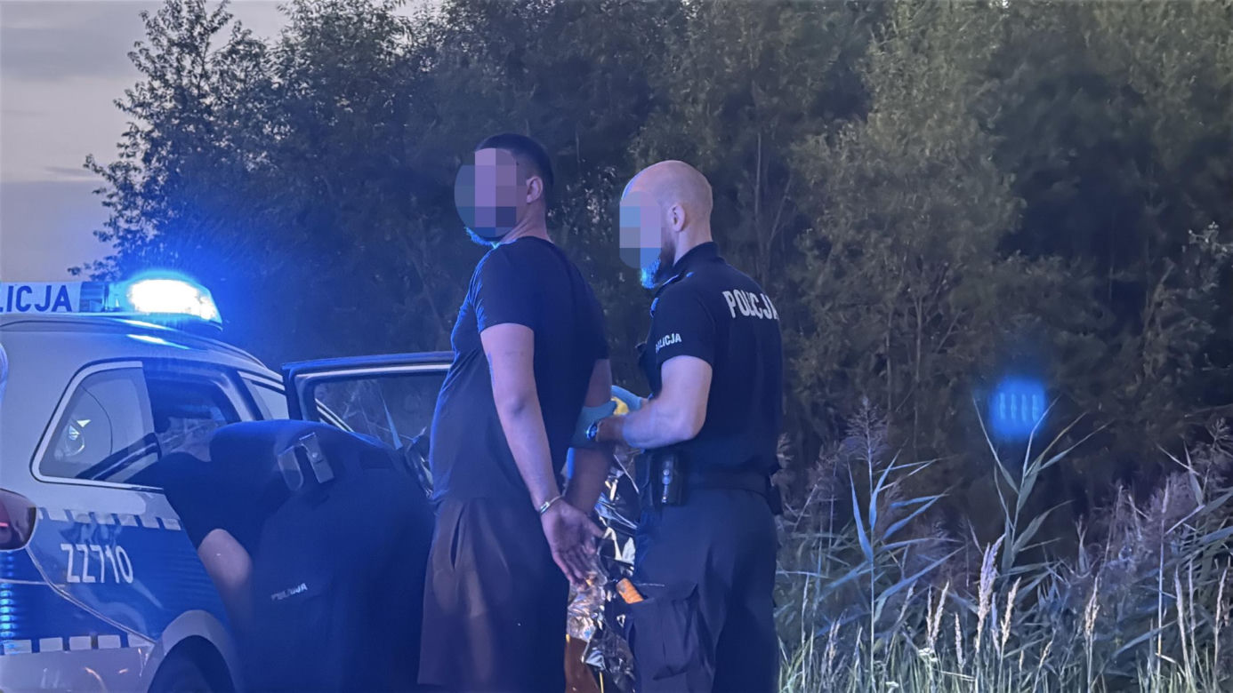 Mini Cooper w ogniu! Kierowca osobówki utknął w błocie i spalił auto