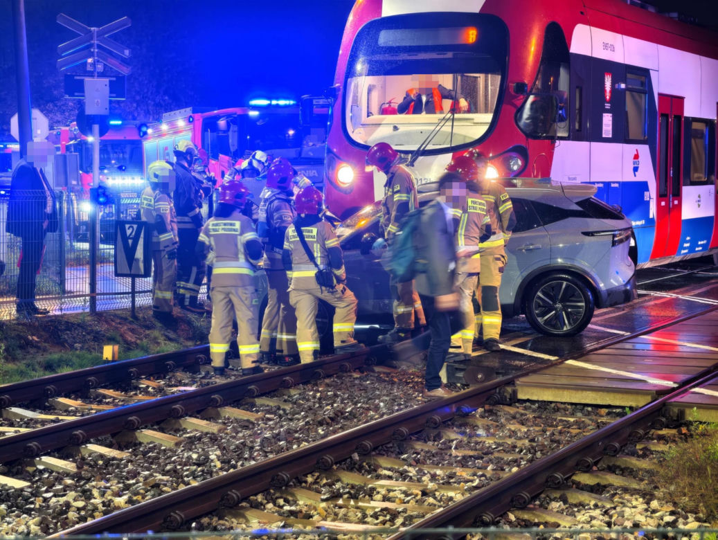 Nie obchodził go znak STOP. Nissanem wjechał wprost pod pociąg WKD
