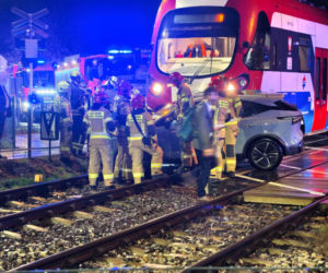 Nie obchodził go znak STOP. Nissanem wjechał wprost pod pociąg WKD