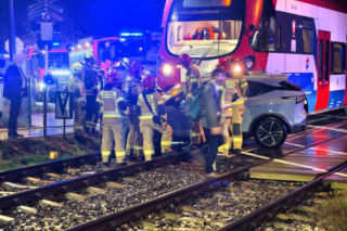 Nie obchodził go znak STOP. Nissanem wjechał wprost pod pociąg WKD