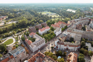 Opuszczony szpital zostanie osiedlem mieszkaniowym. Zamiast betonowego placu - drzewa. Projekt: JEMS