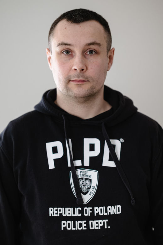 Zatrzymał groźnego przestępcę, przez sąd dostaje połowę pensji. Policjant, żeby żyć, dorabia w Żabce! "Niewyobrażalny skandal"
