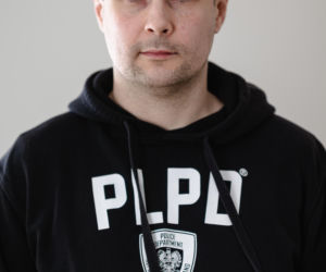 Zatrzymał groźnego przestępcę, przez sąd dostaje połowę pensji. Policjant, żeby żyć, dorabia w Żabce! Niewyobrażalny skandal