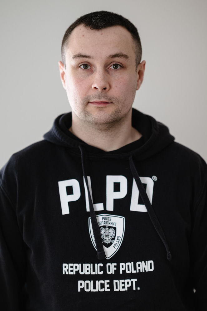 Zatrzymał groźnego przestępcę, przez sąd dostaje połowę pensji. Policjant, żeby żyć, dorabia w Żabce! "Niewyobrażalny skandal"